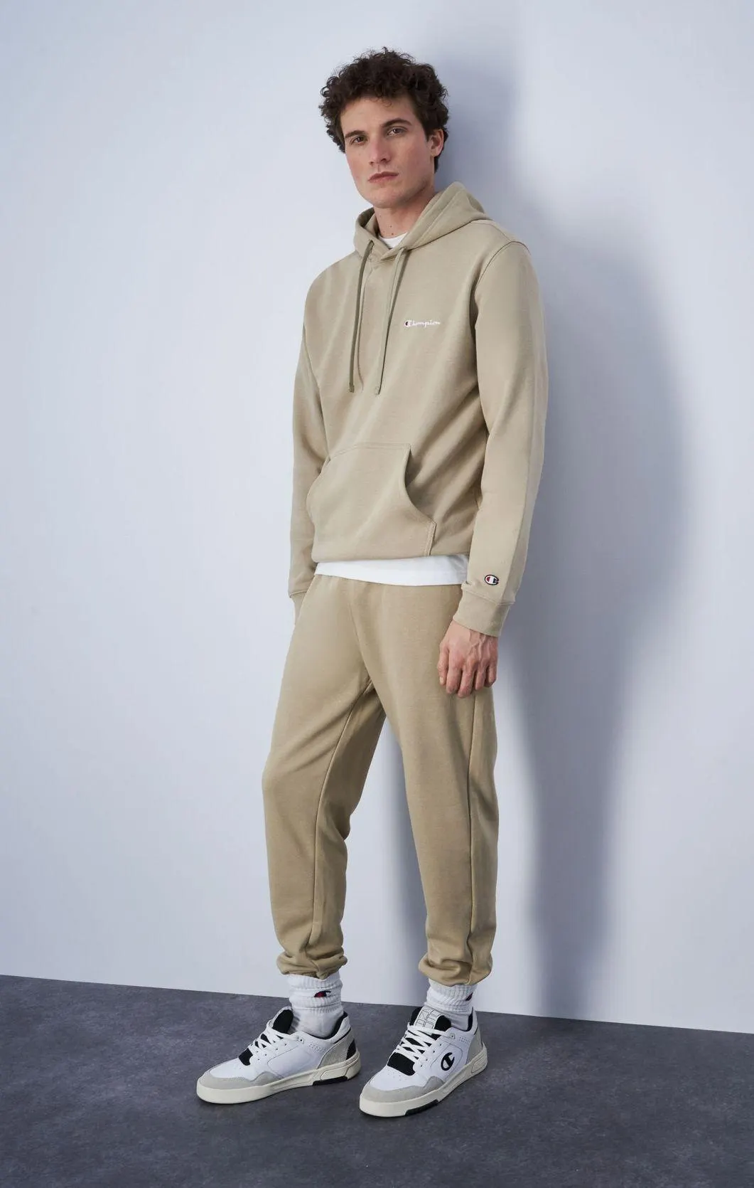 Joggers minimalistas con logotipo en C