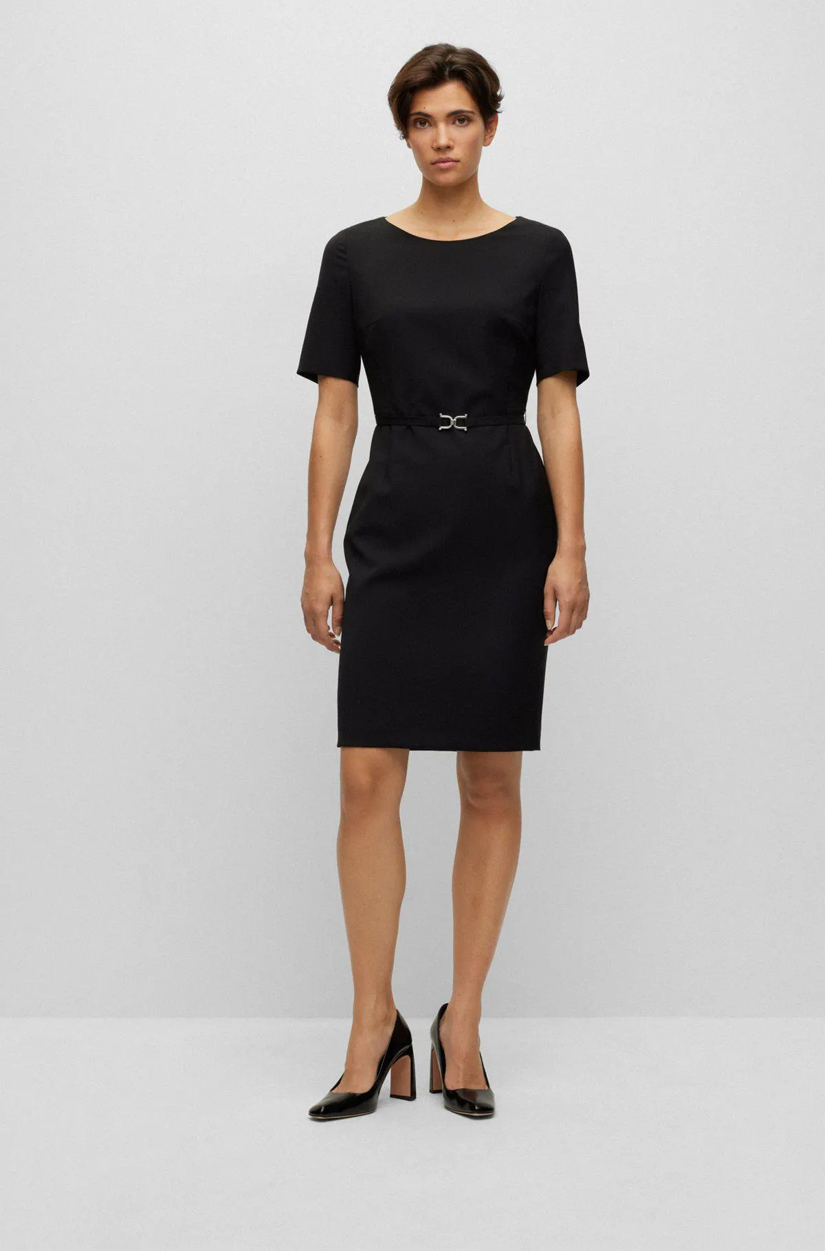 Vestido slim fit de lana virgen con detalle de cinturón