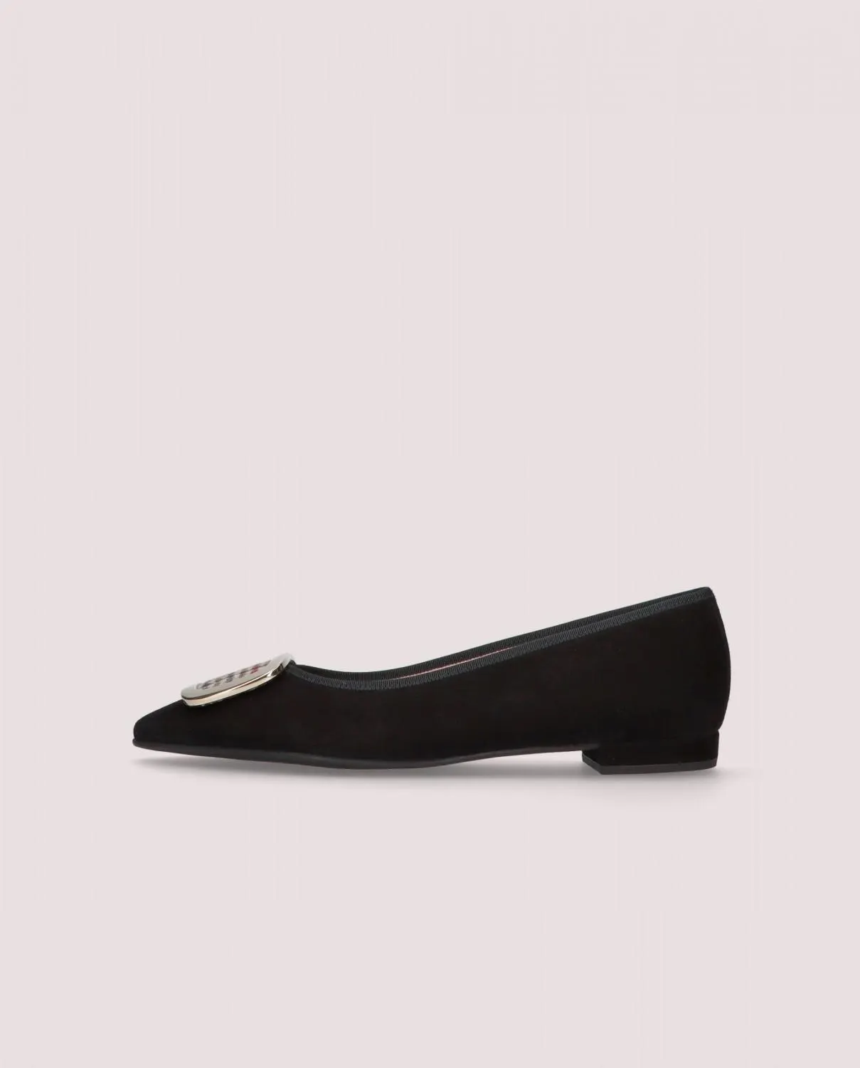 Bailarina de punta fina modelo Elise en ante suave negro, hebilla dorada decorativa con tartán y tacón de 1.5cm, suela de goma, plantilla de piel y forro de tela