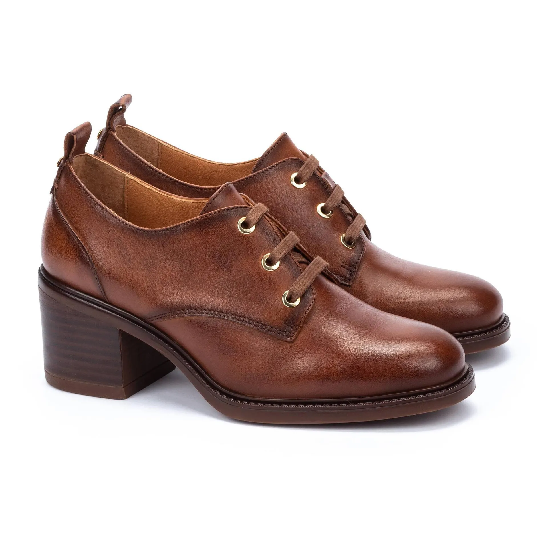 zapato de mujer con cordones y tacón cuadrado