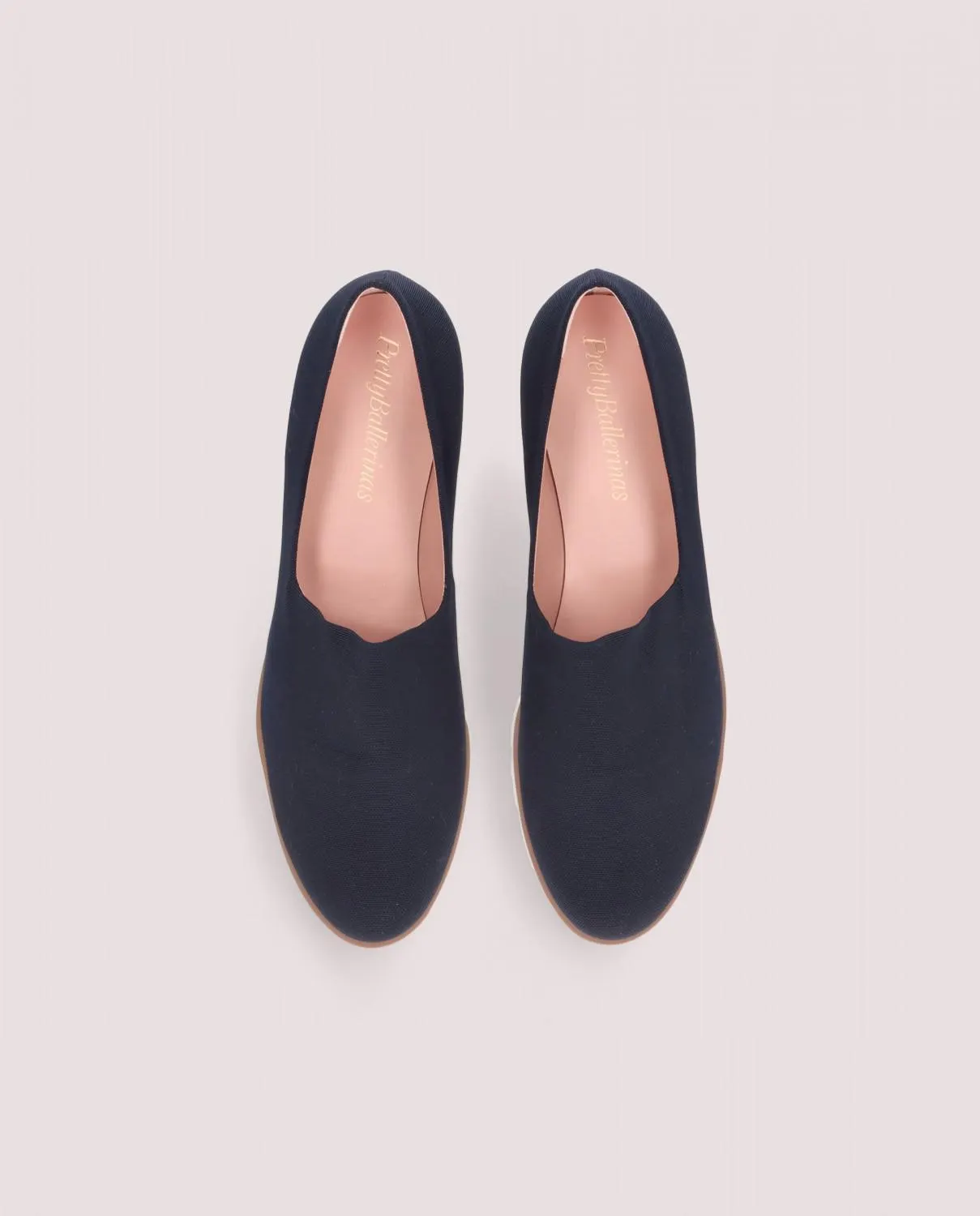 Loafer en tela elástica transpirable azul marino con suela de goma dentada muy ligera, plantilla y forro de piel.