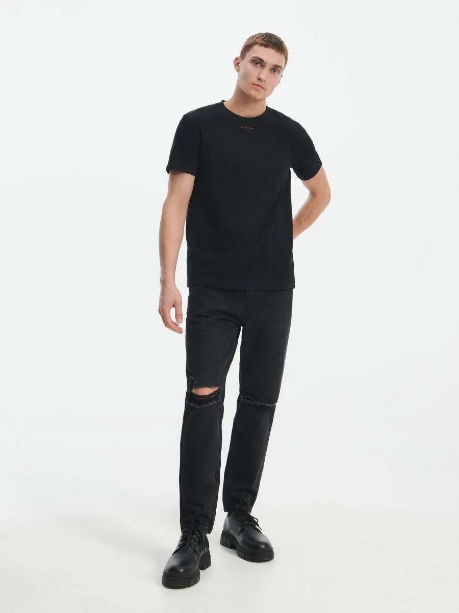 Camiseta regular fit con detalle bordado