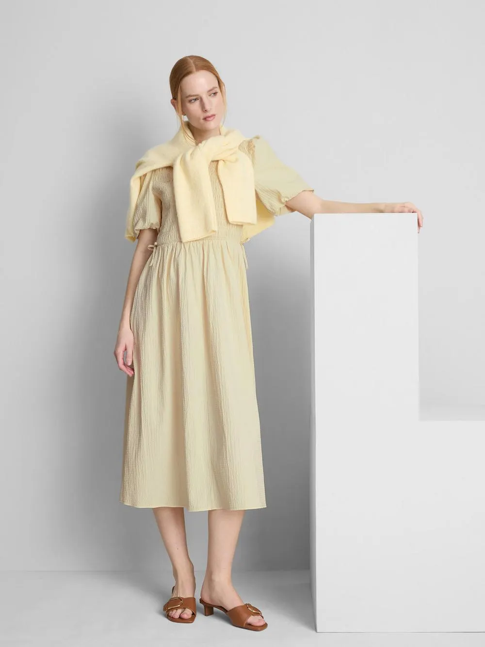 Vestido midi de sirsaca fruncido