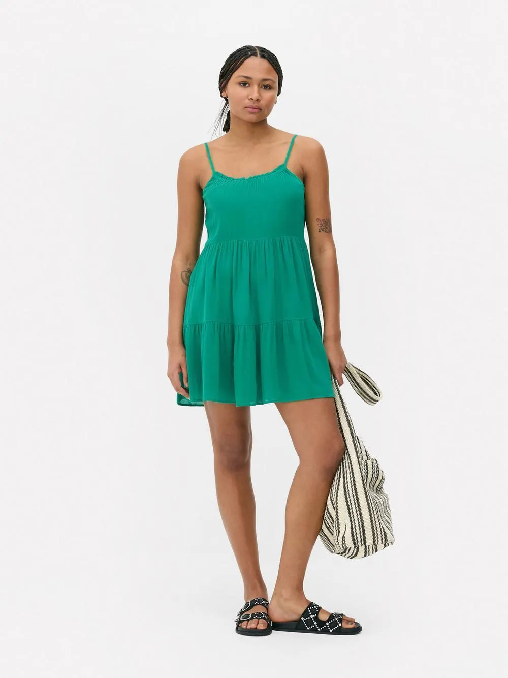 Gestuftes Minikleid mit Rüschen