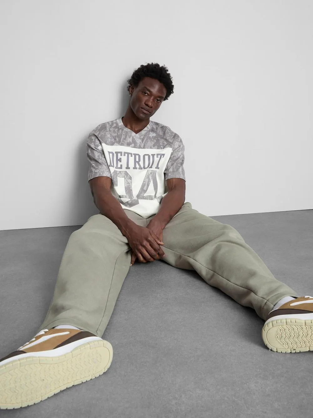 Camiseta de camuflaje con cuello de pico