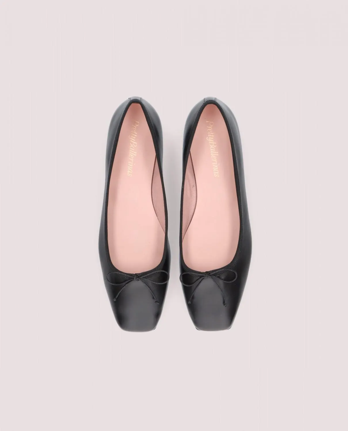 Bailarina de escote alto modelo Camille en napa negra con suela de goma, plantilla de piel y forro de tela.