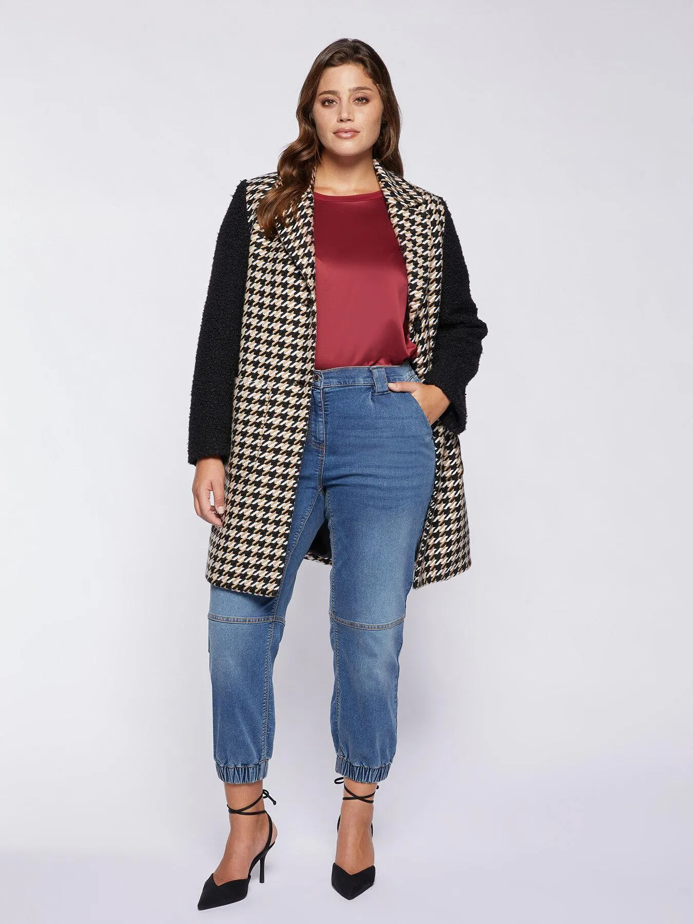 Abrigo de pata de gallo con mangas de punto