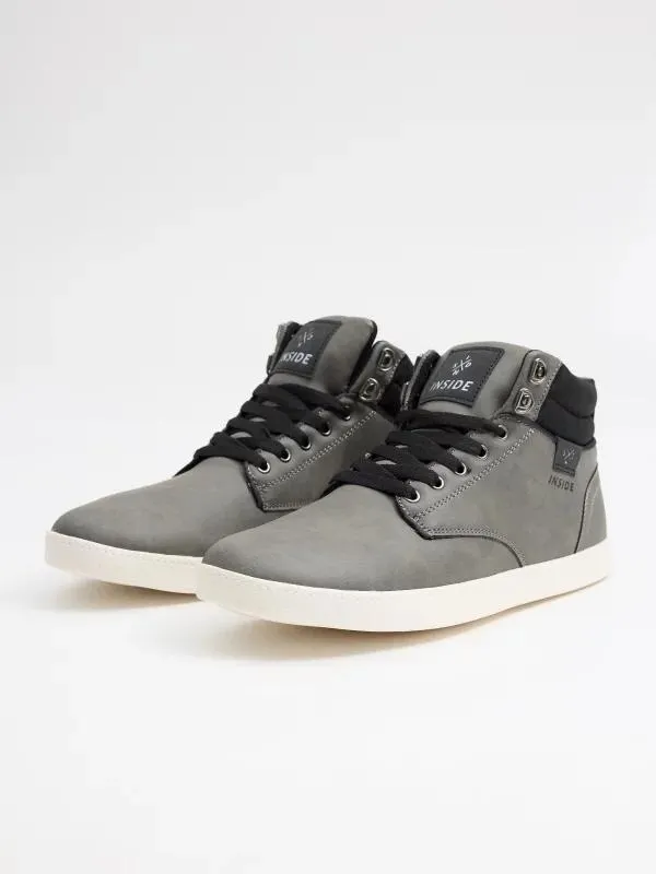 Botín deportivo gris cuello acolchado