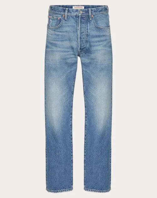 PANTALÓN DE DENIM CON DETALLE DE V METÁLICA