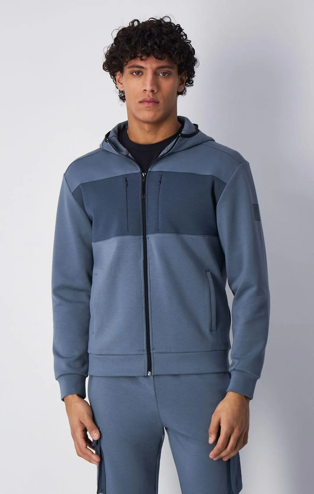 Sudadera técnica con capucha y cremallera