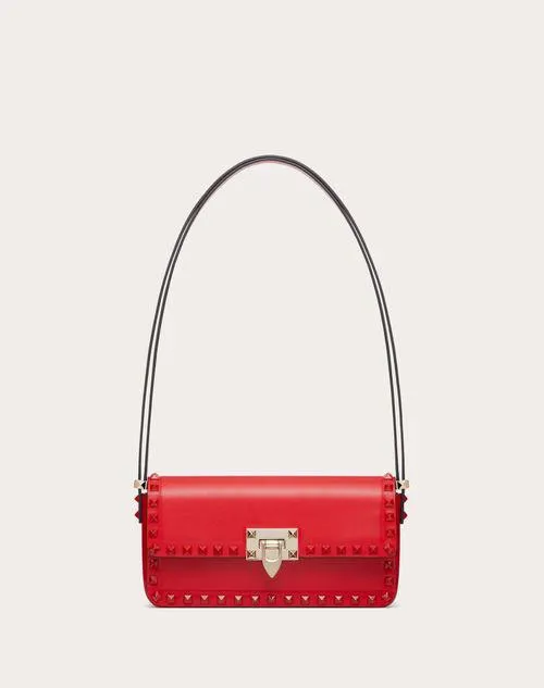 BOLSO DE HOMBRO ROCKSTUD23 MÁS ANCHO QUE ALTO DE CUERO DE BECERRO LISO