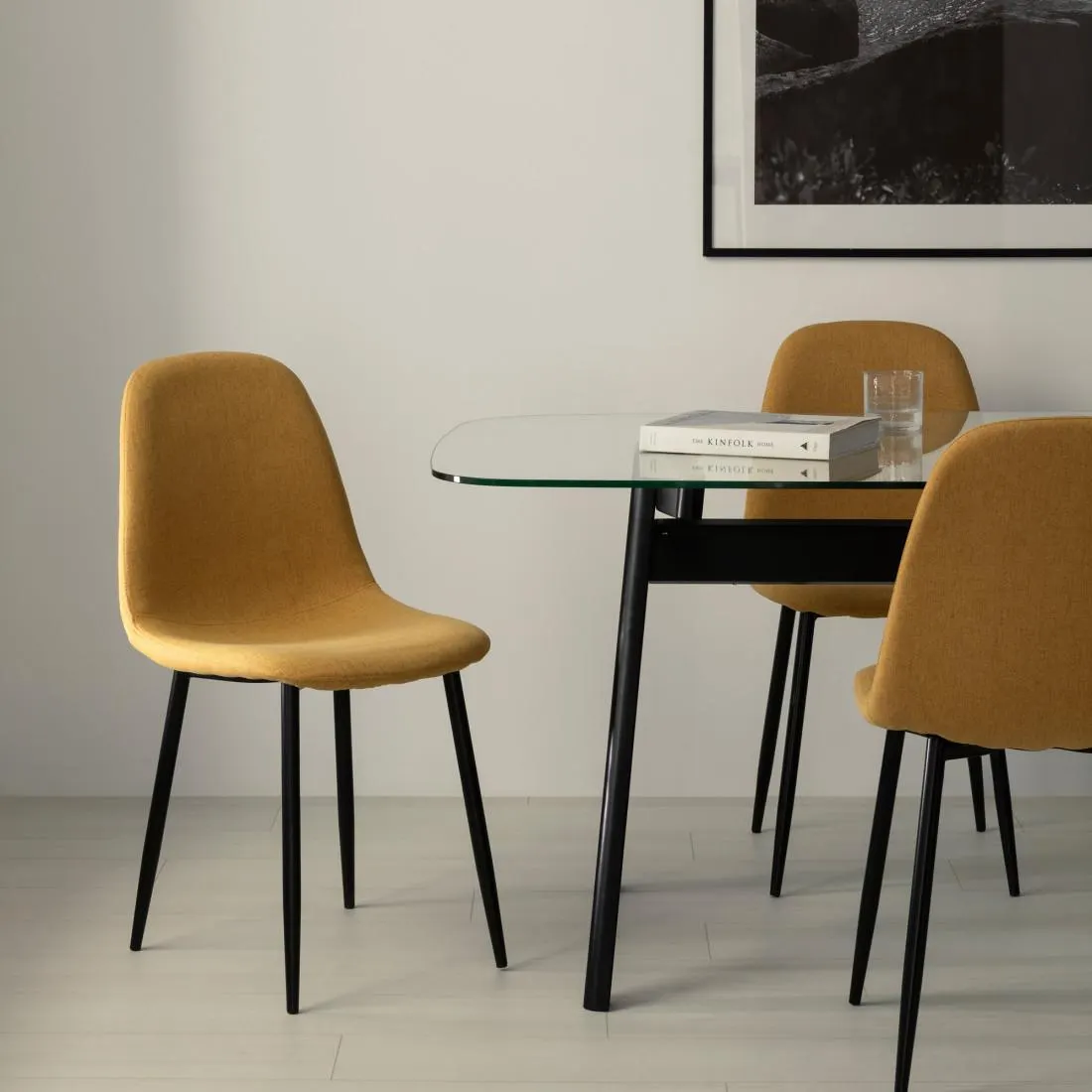 Silla tapizada mostaza