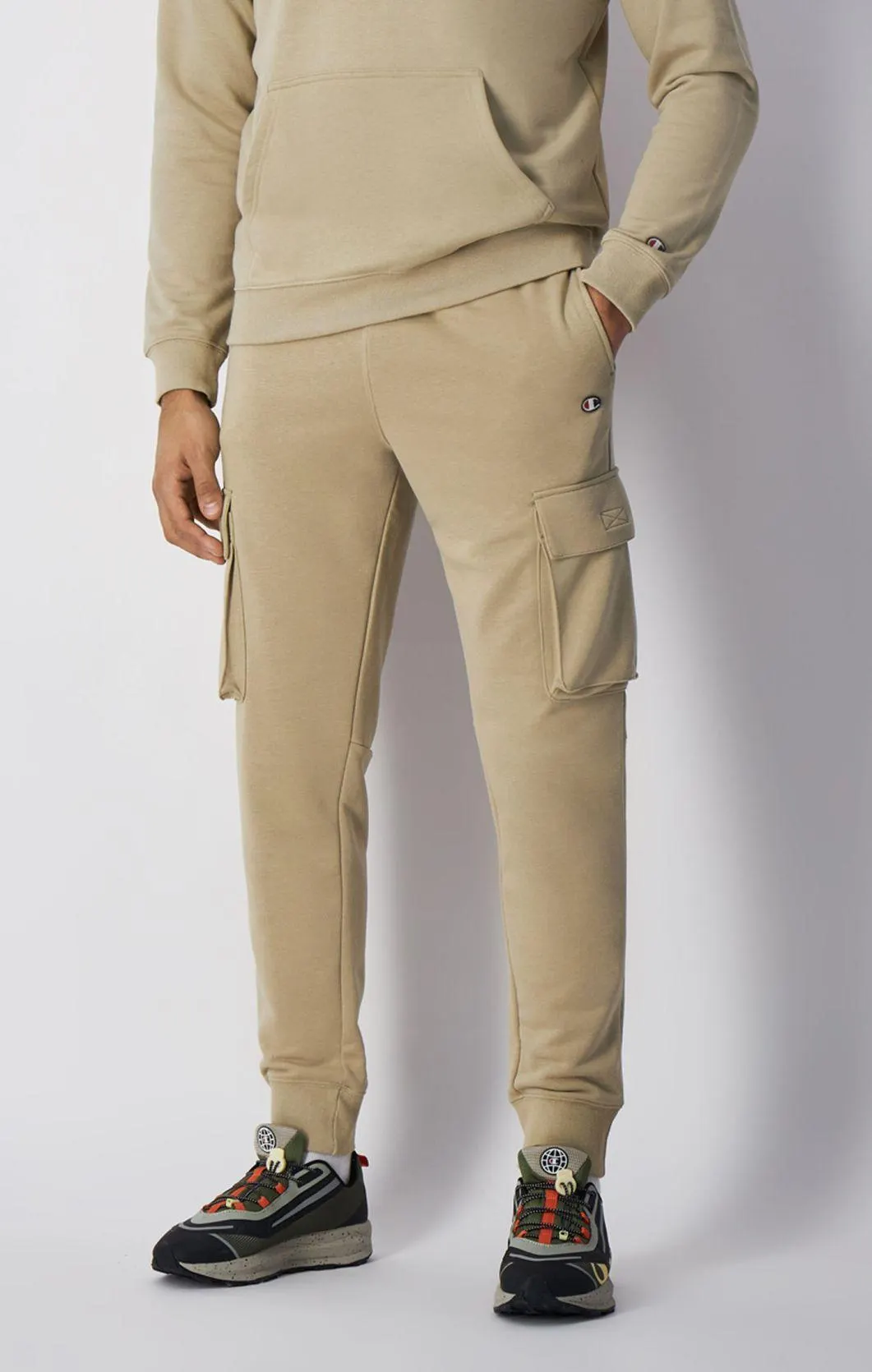 Joggers tipo cargo con logotipo en C