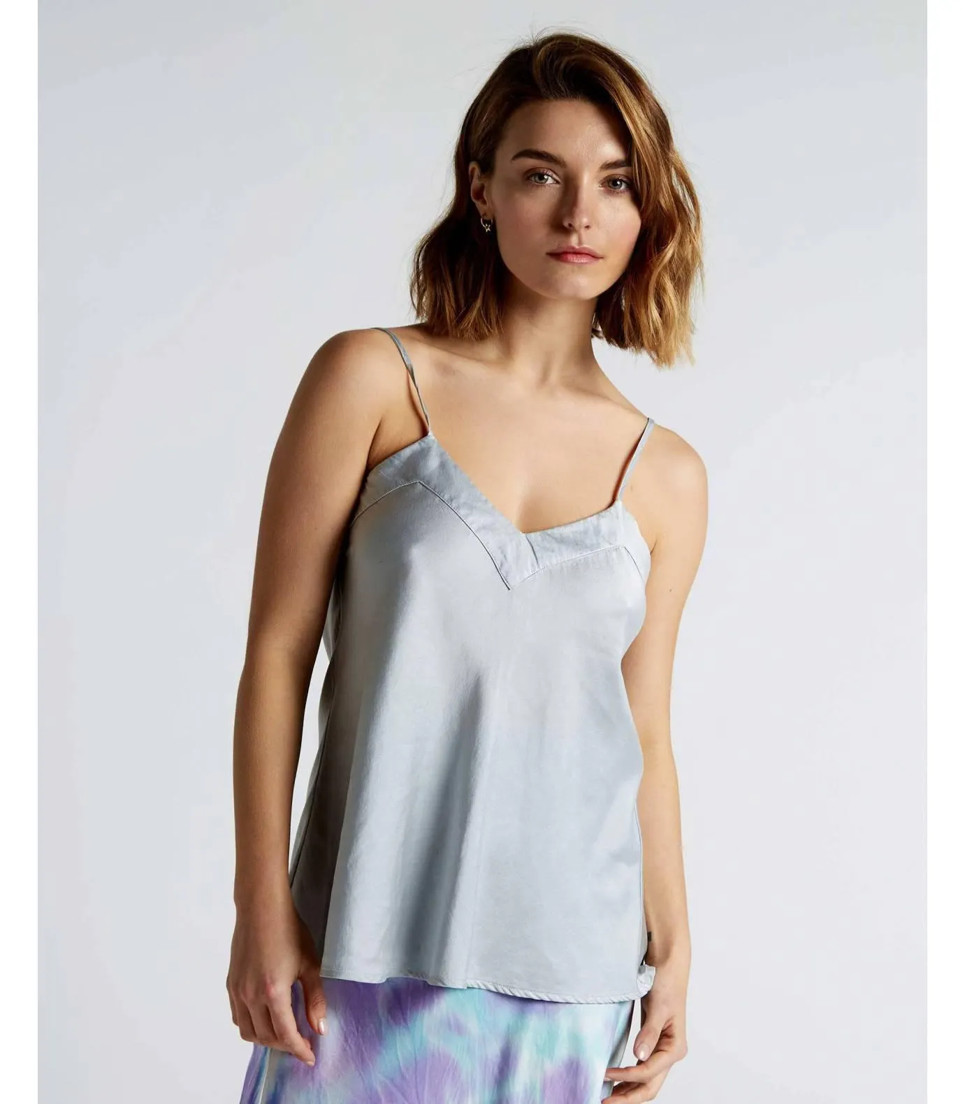 Top de tirantes de seda color gris