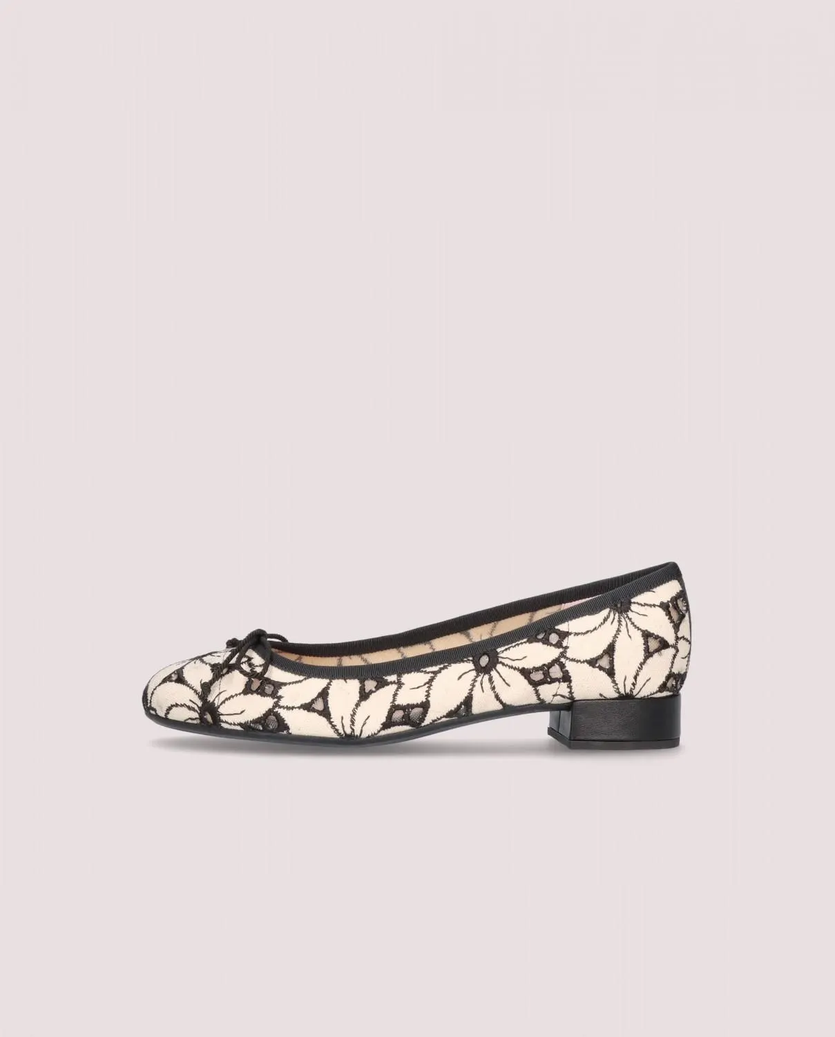 Bailarina modelo Gretschen en tejido con bordado suizo en color marfil y negro con tacón de 2.5cm, suela de goma y plantilla de piel.