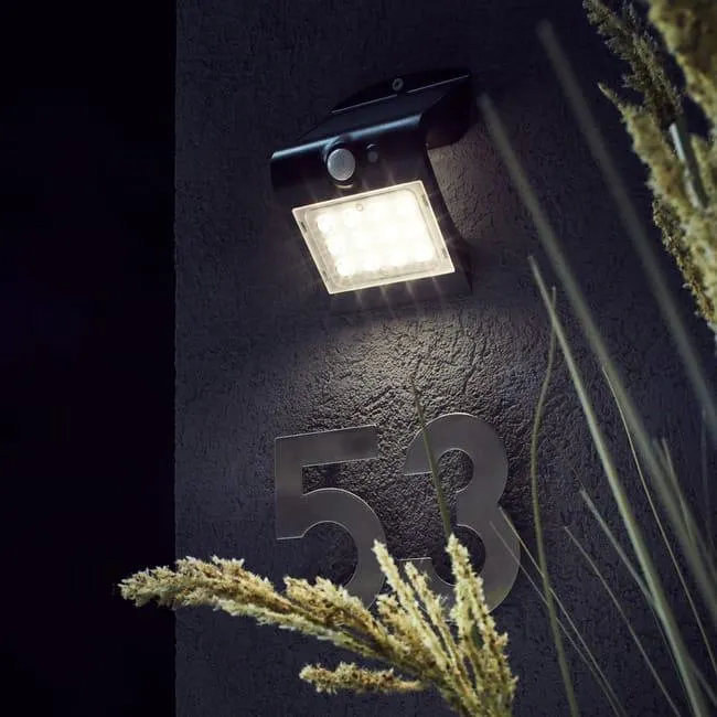 Aplique solar exterior luz LED blanco cálido INSPIRE Kano negro con sensor crepuscular y detector de movimiento IP44