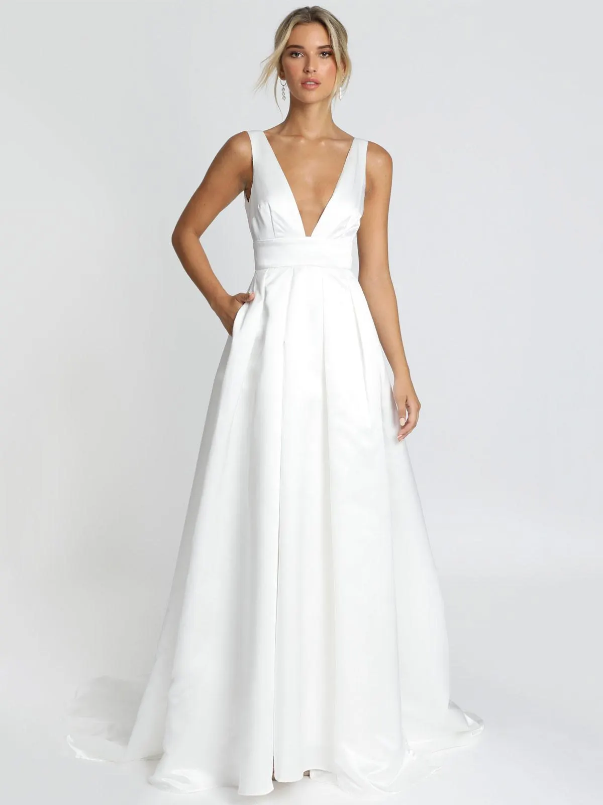 Vestido de novia simple blanco Tela satinada con cuello en V Sin mangas sin espalda A-Line Vestidos nupciales