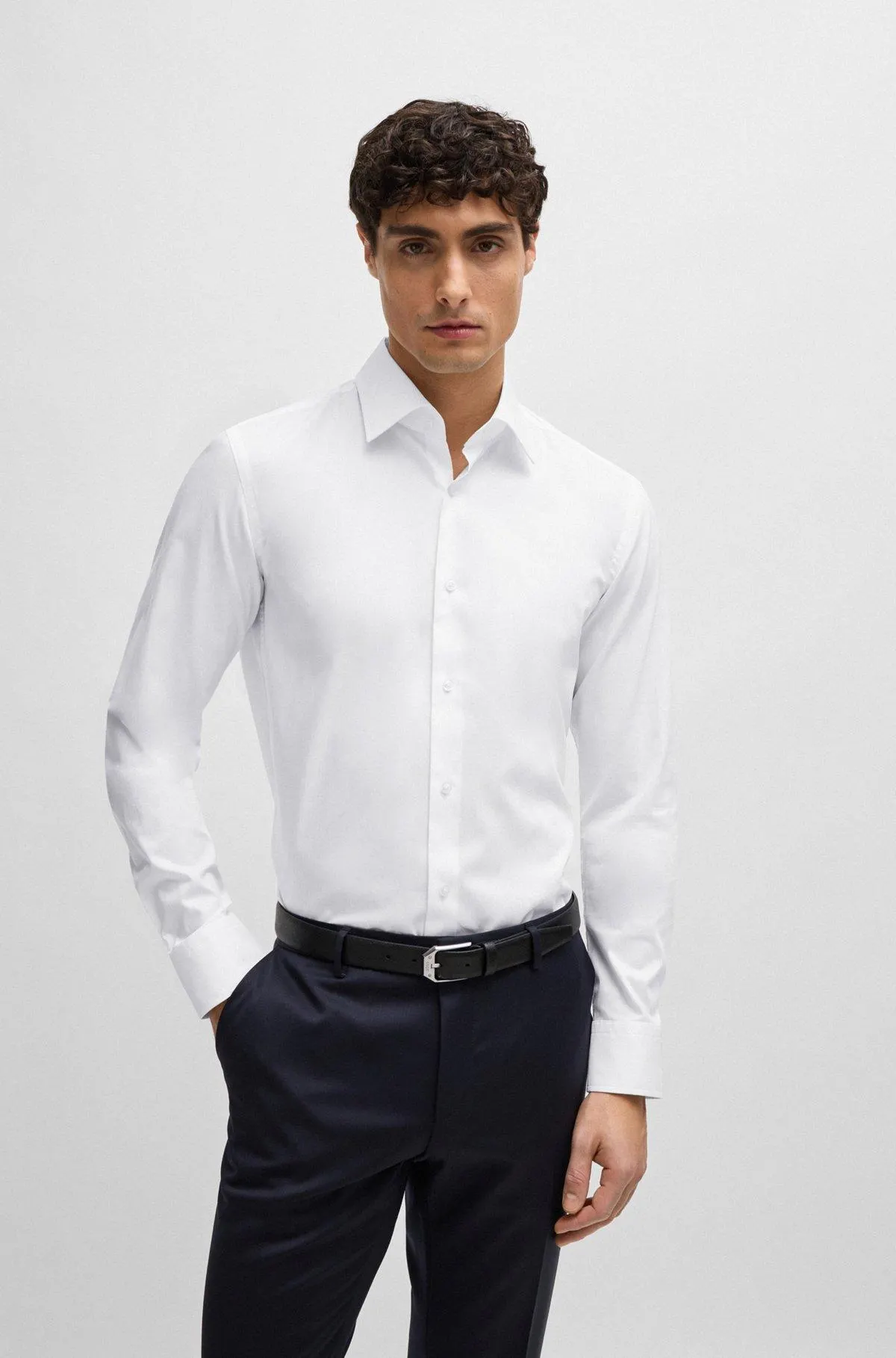 Camisa slim fit de popelín de algodón de planchado fácil