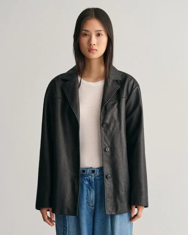 La modelo mide 178 cm y lleva la talla S