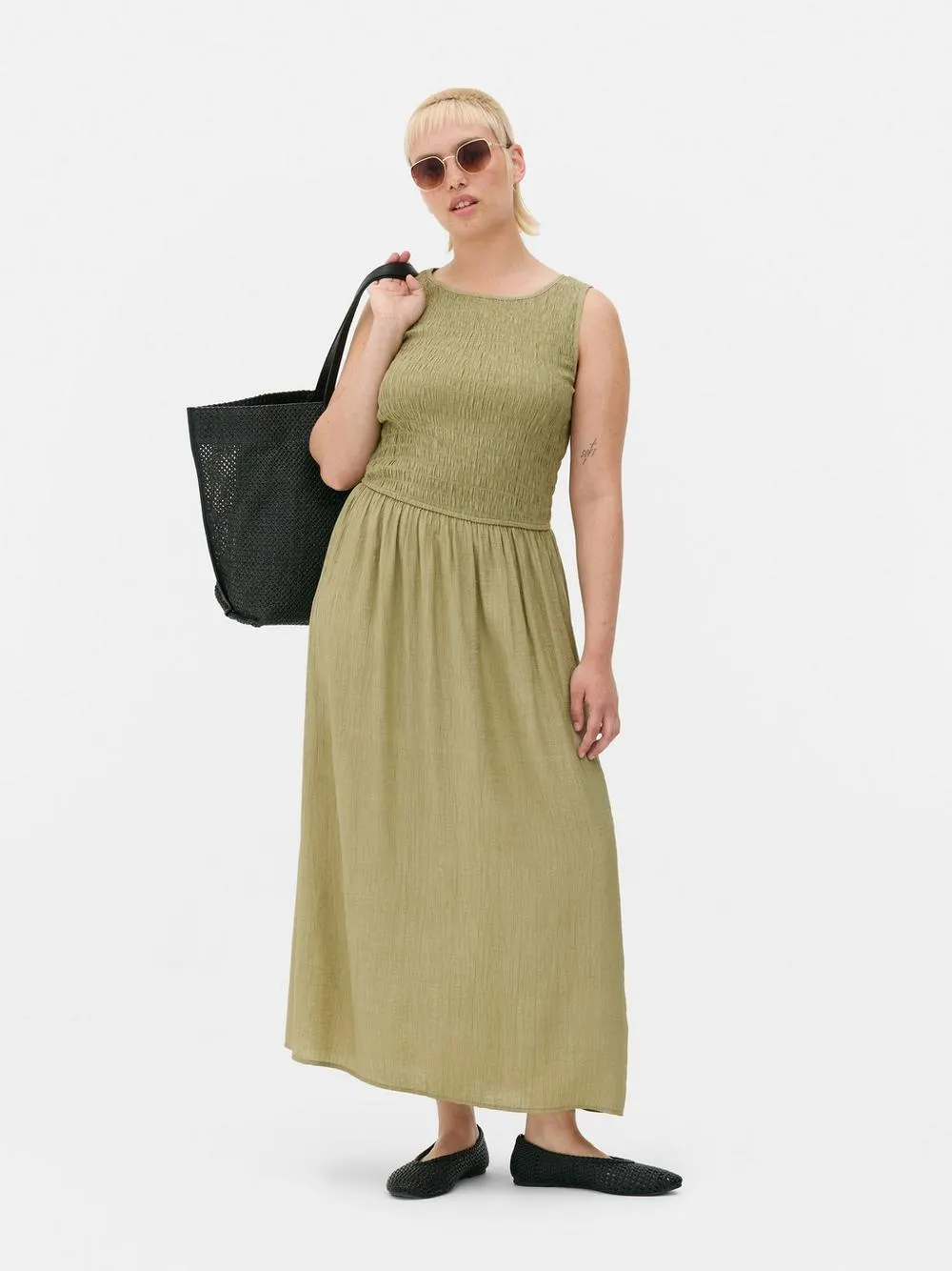 Ärmelloses Midikleid mit gerafftem Oberteil