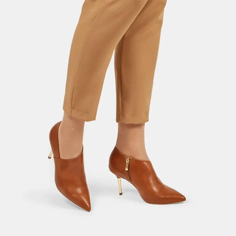 Zapatos de salón cerrados con tacón de aguja