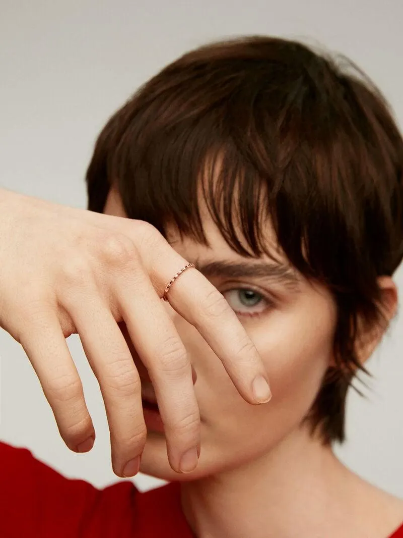 Anillo de oro rosa de 9K con rubíes rojos y diamantes