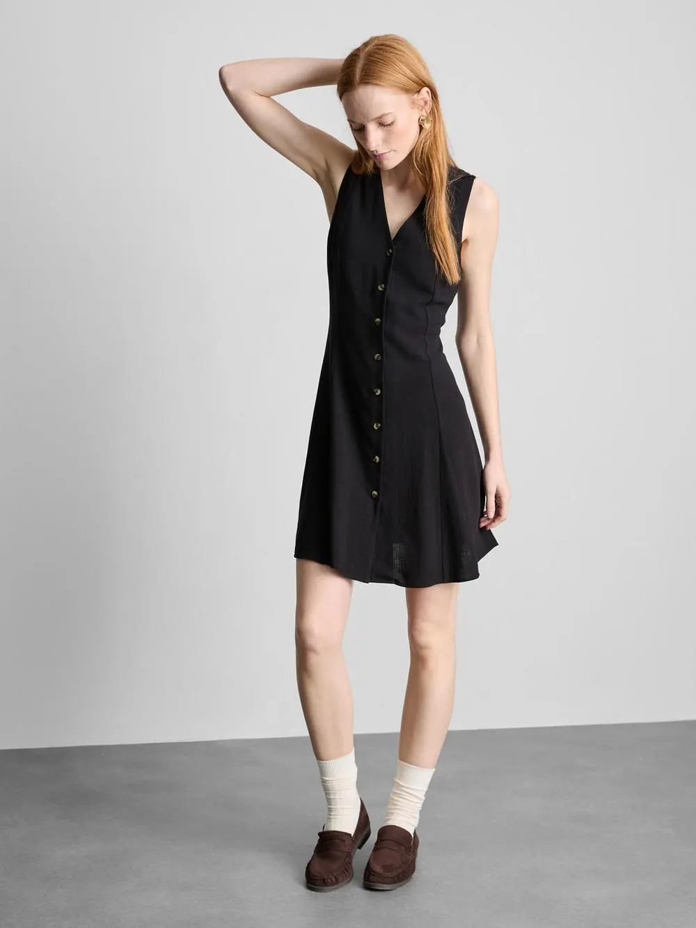 Vestido corto sin mangas con cuello de pico