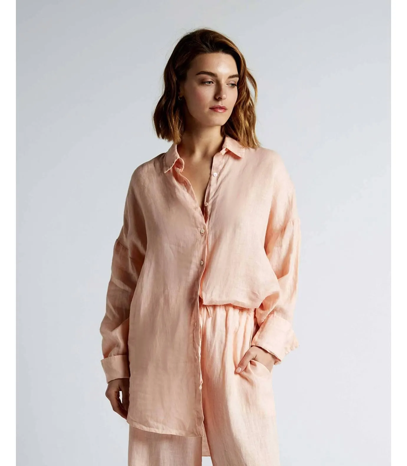 Camisa de manga larga de lino color nude