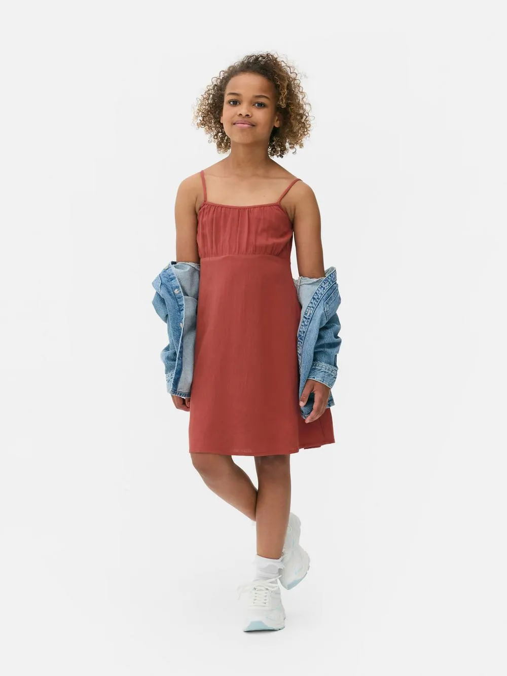 Vestido fruncido con tirantes finos