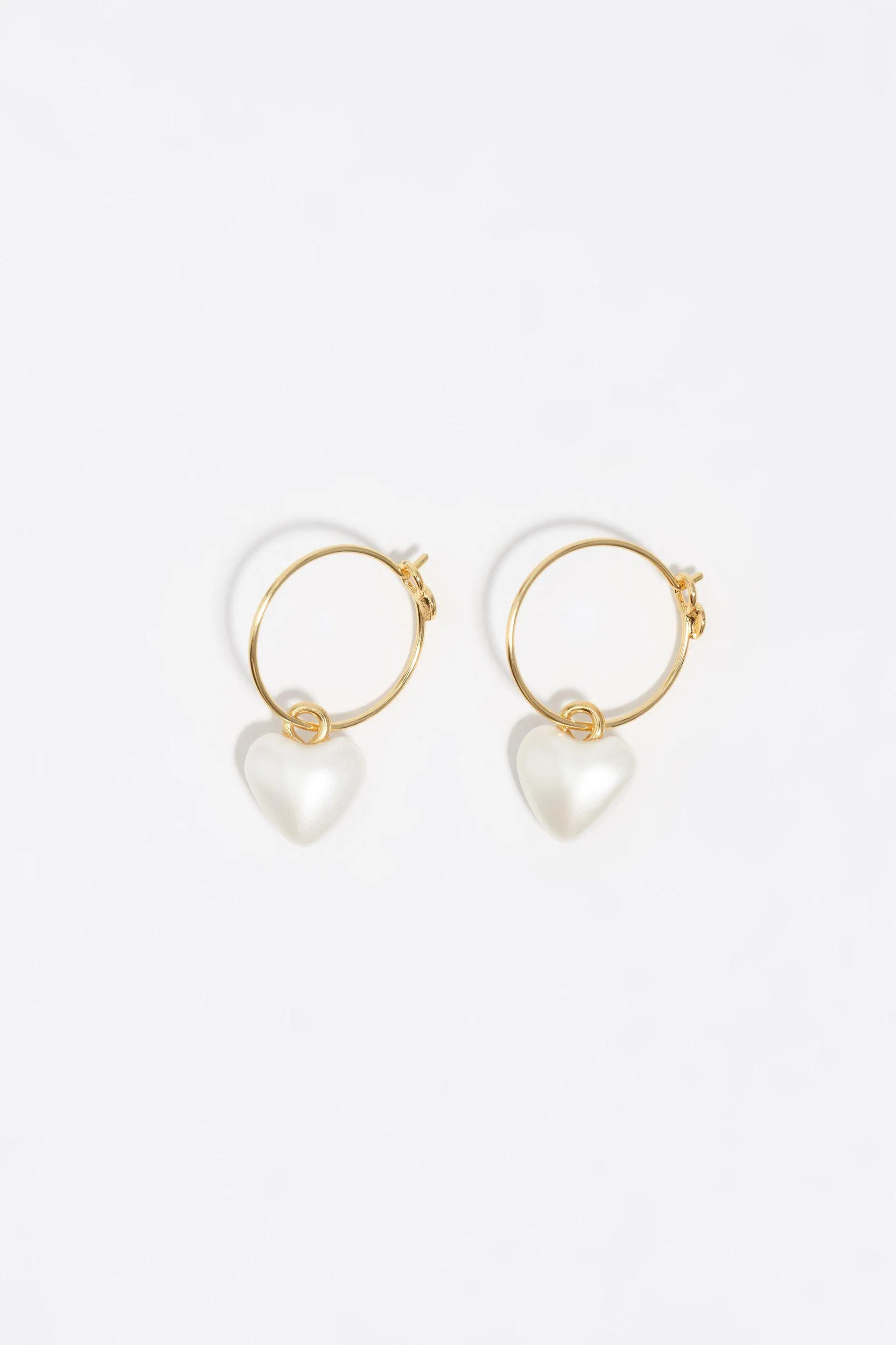 Pendientes aro dorados y corazón perla