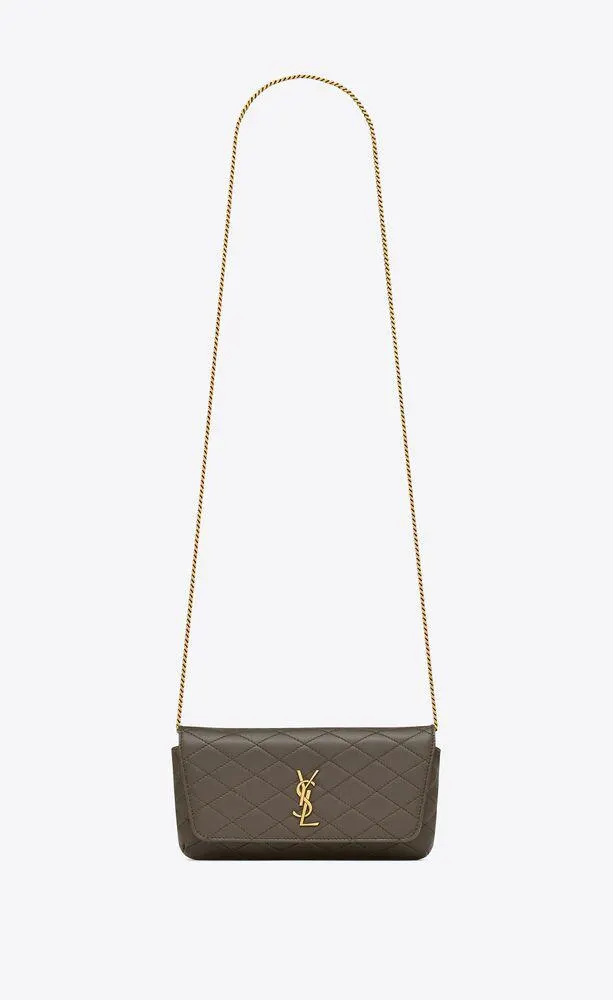 funda para teléfono con cadena gaby de piel de cordero acolchada