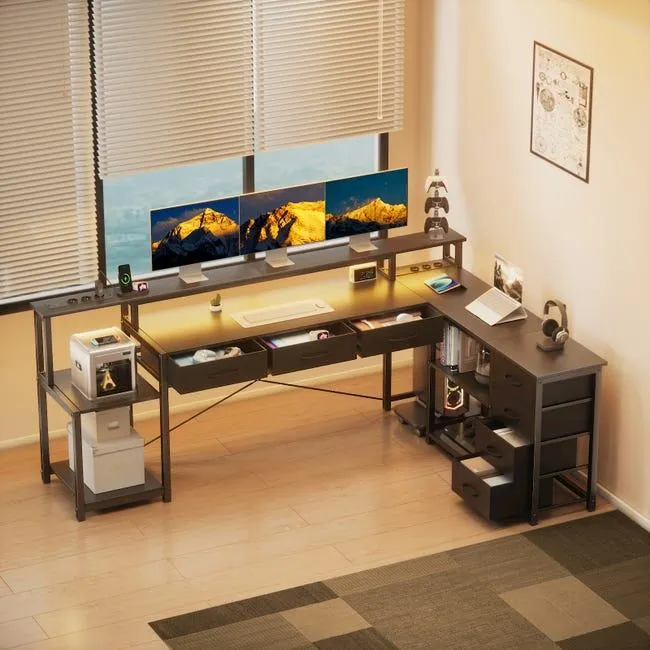 Escritorio en L para juegos con LED, toma de corriente, reversible 198 cm con estante, bolsa, gancho, soporte para monitor y 7 cajones, color negro