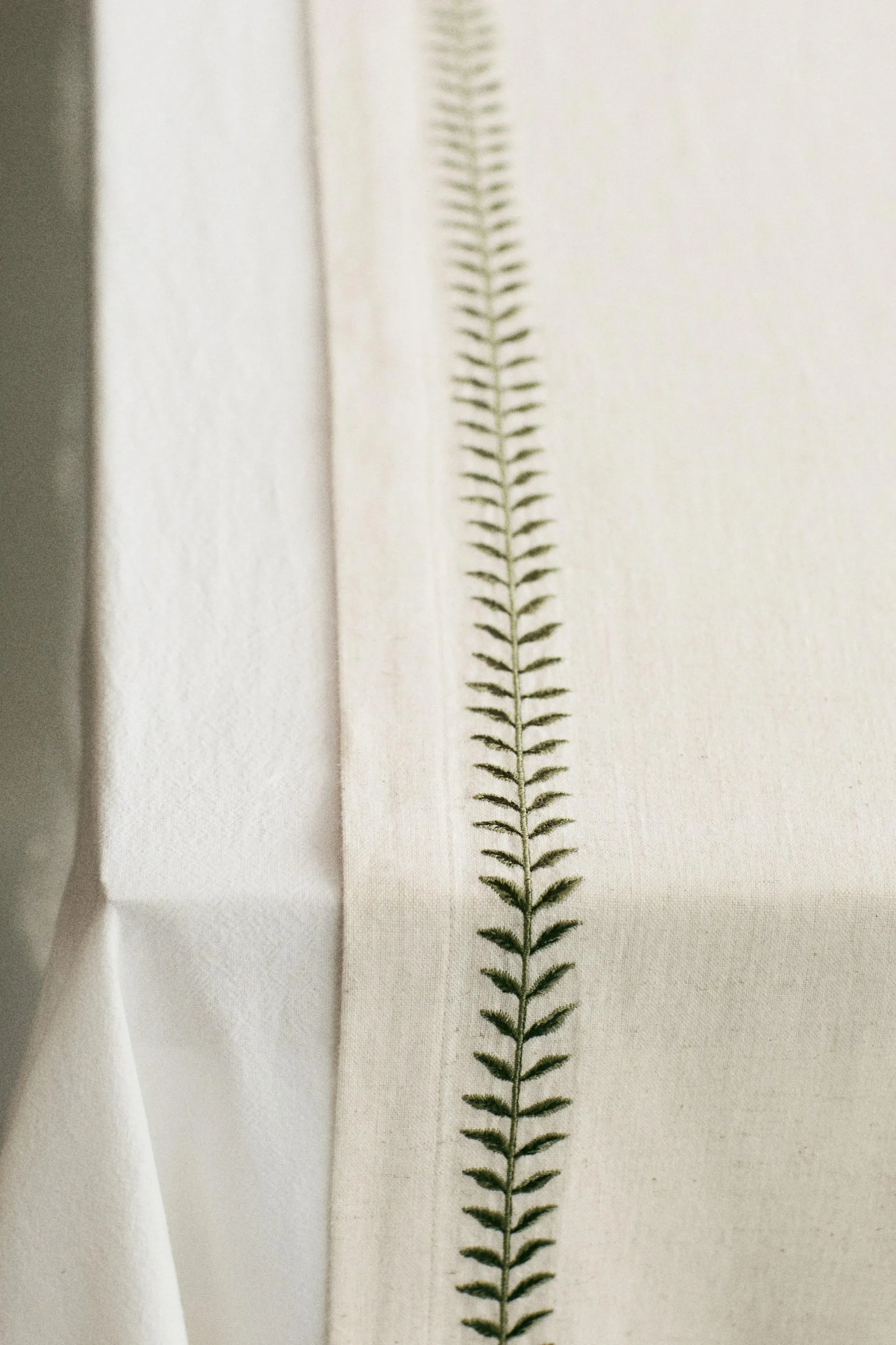 Camino de mesa bordado en mezcla de lino