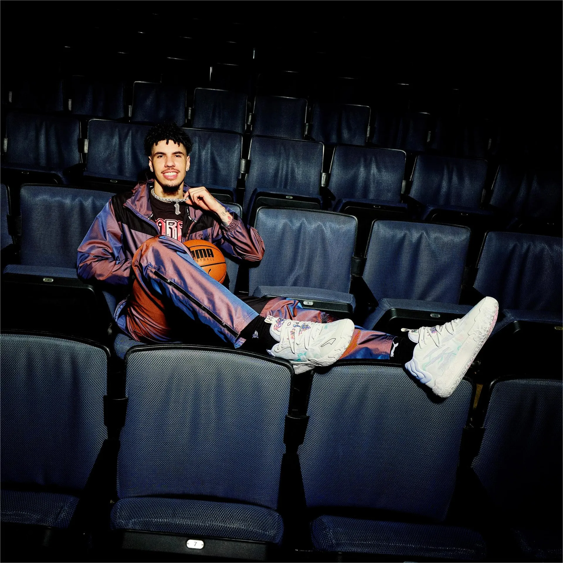 Zapatillas de baloncesto iridiscentes MB.03