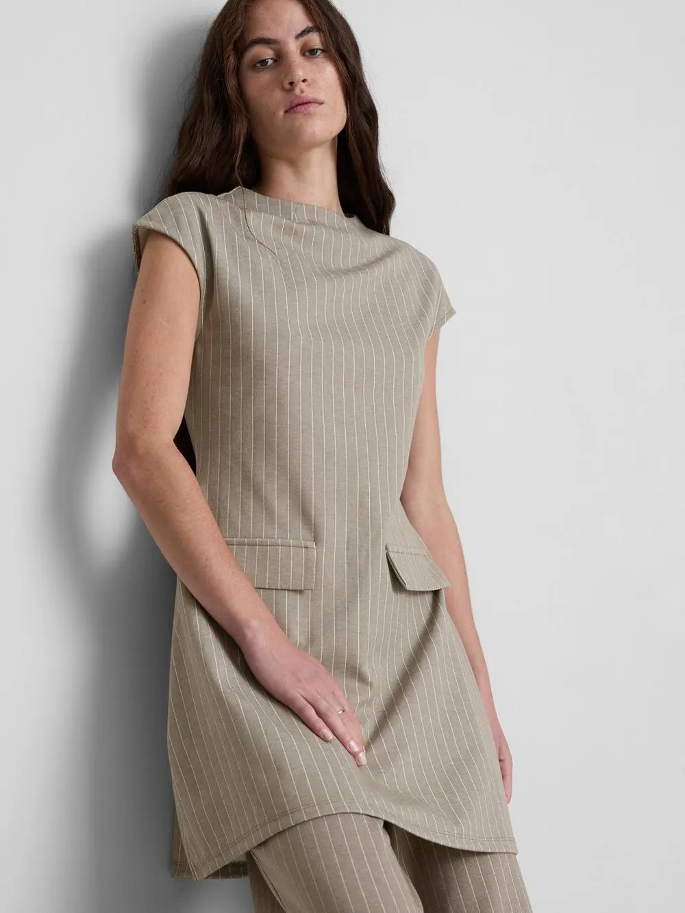 Vestido corto con raya diplomática y cuello redondo