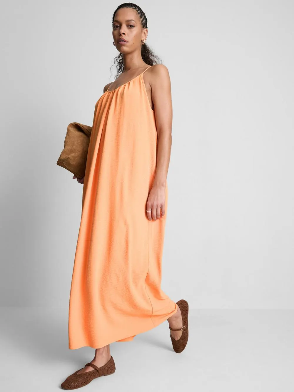 Vestido midi con tirantes