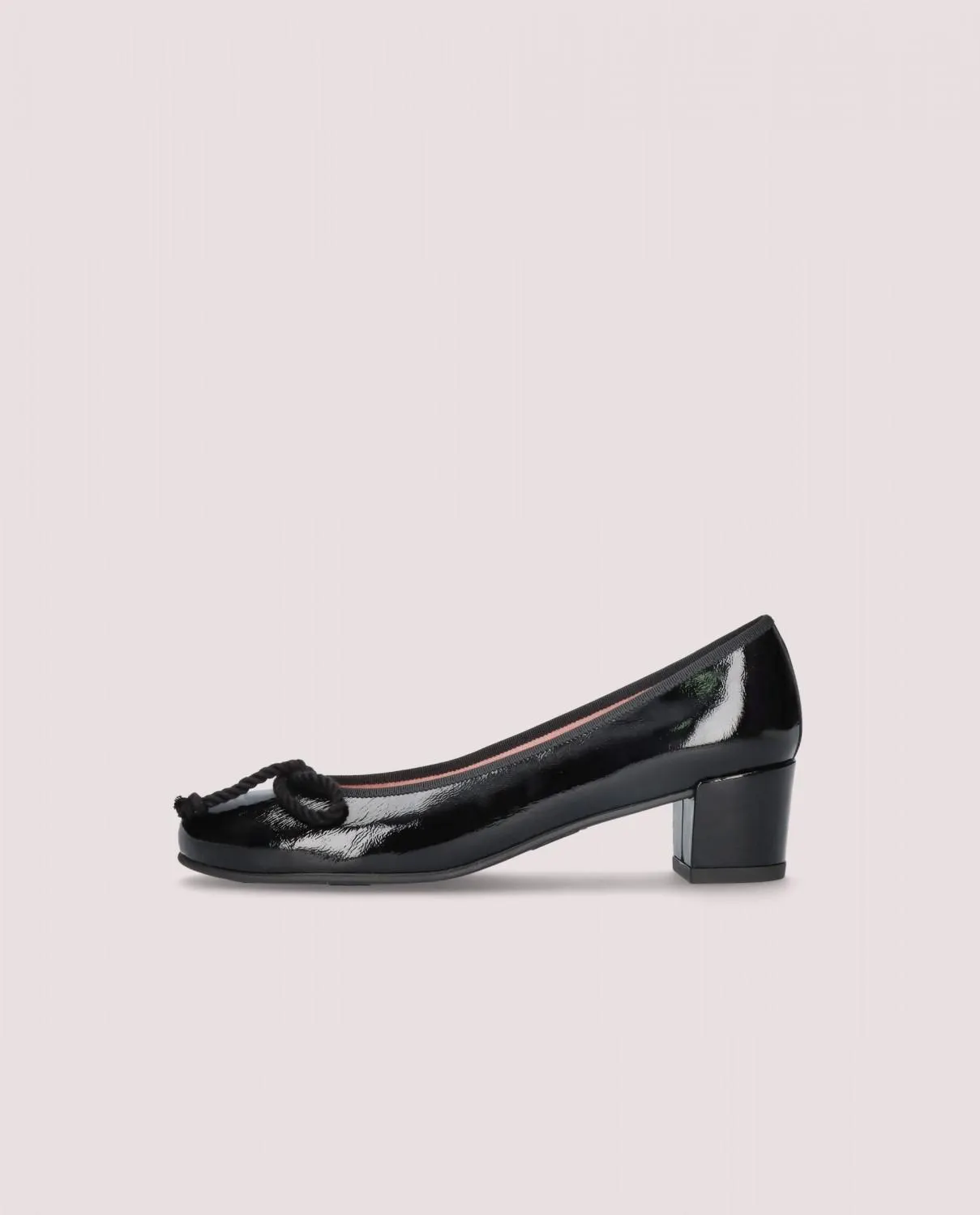 Bailarina de corte bajo modelo Joanna en charol negro con tacón de 4cm, suela de goma, plantilla de piel y forro de tela