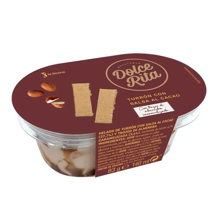 Tarrina de turrón con salsa al cacao