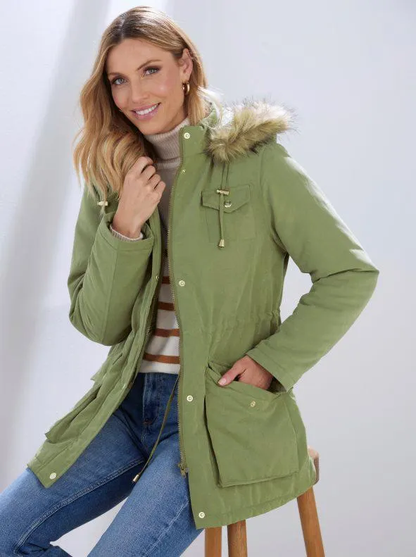 Parka con capucha y bolsillos de plastrón