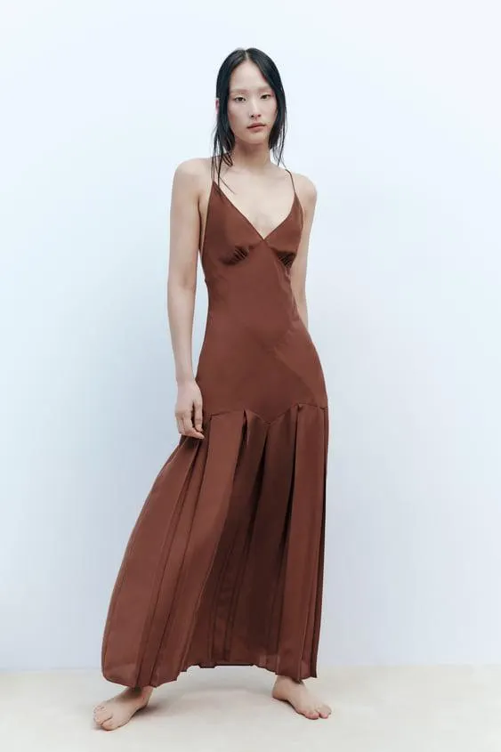 VESTIDO SEDA ESCOTE PICO