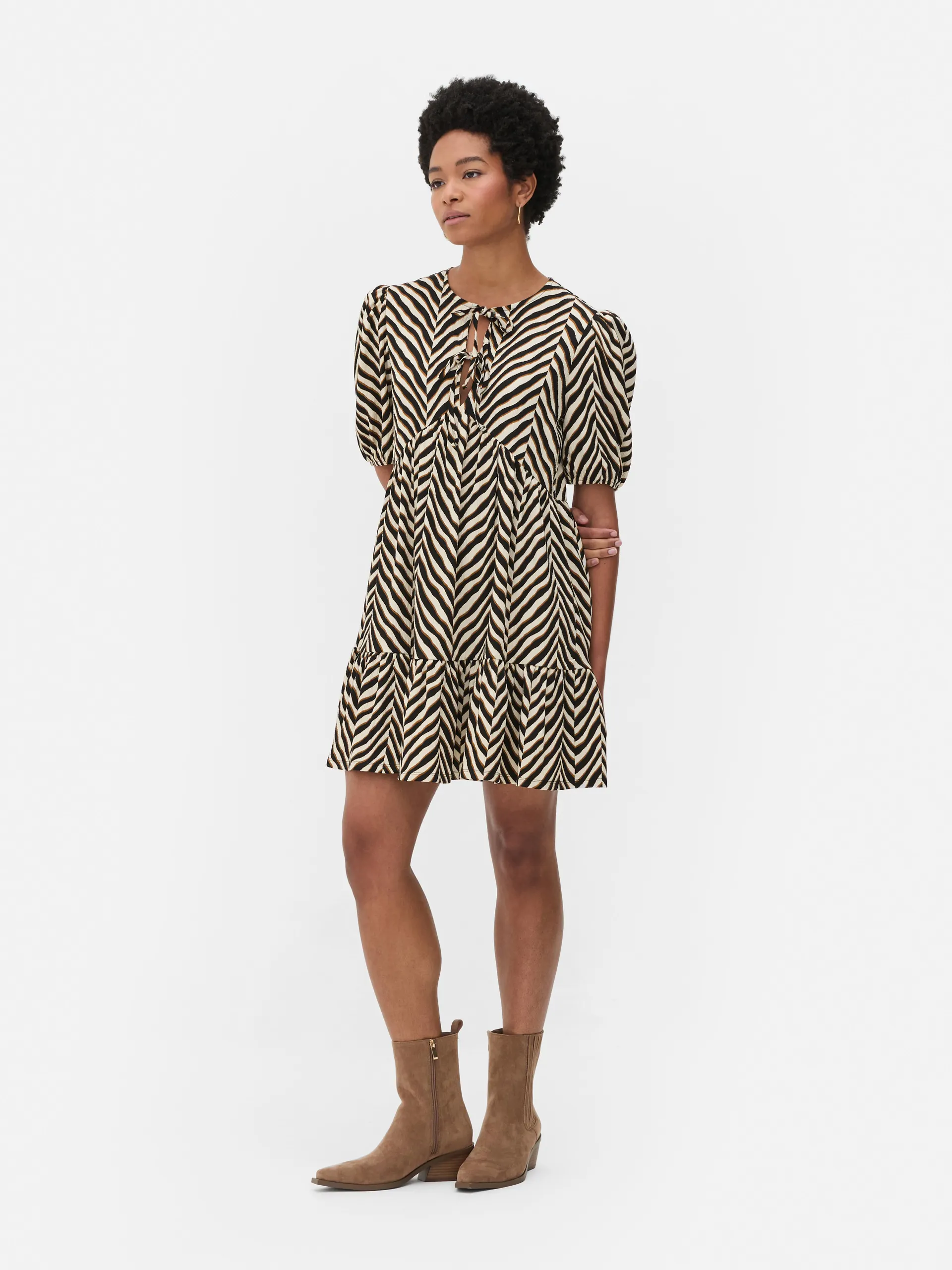 Vestido corto fruncido con vuelo