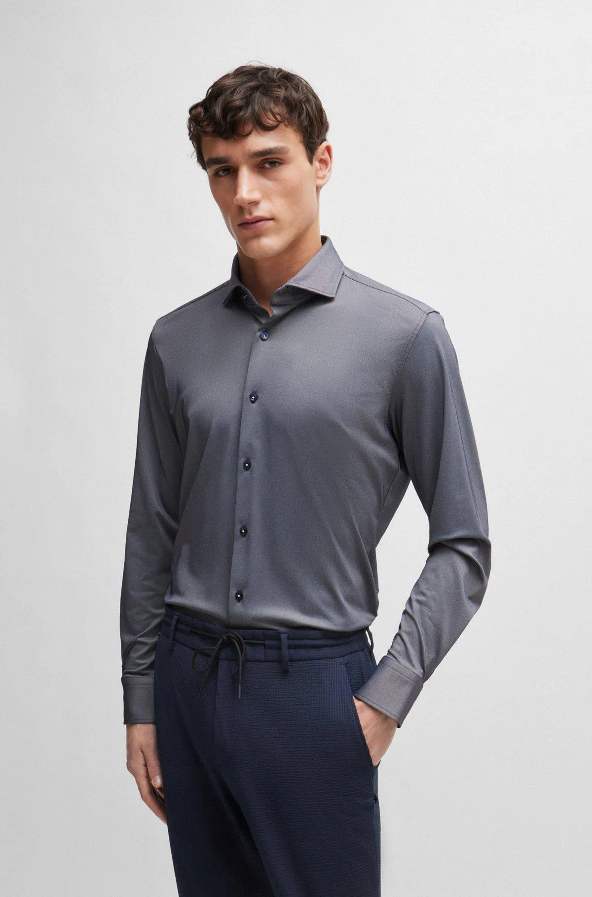 Camisa slim fit en tejido elástico técnico con estructura
