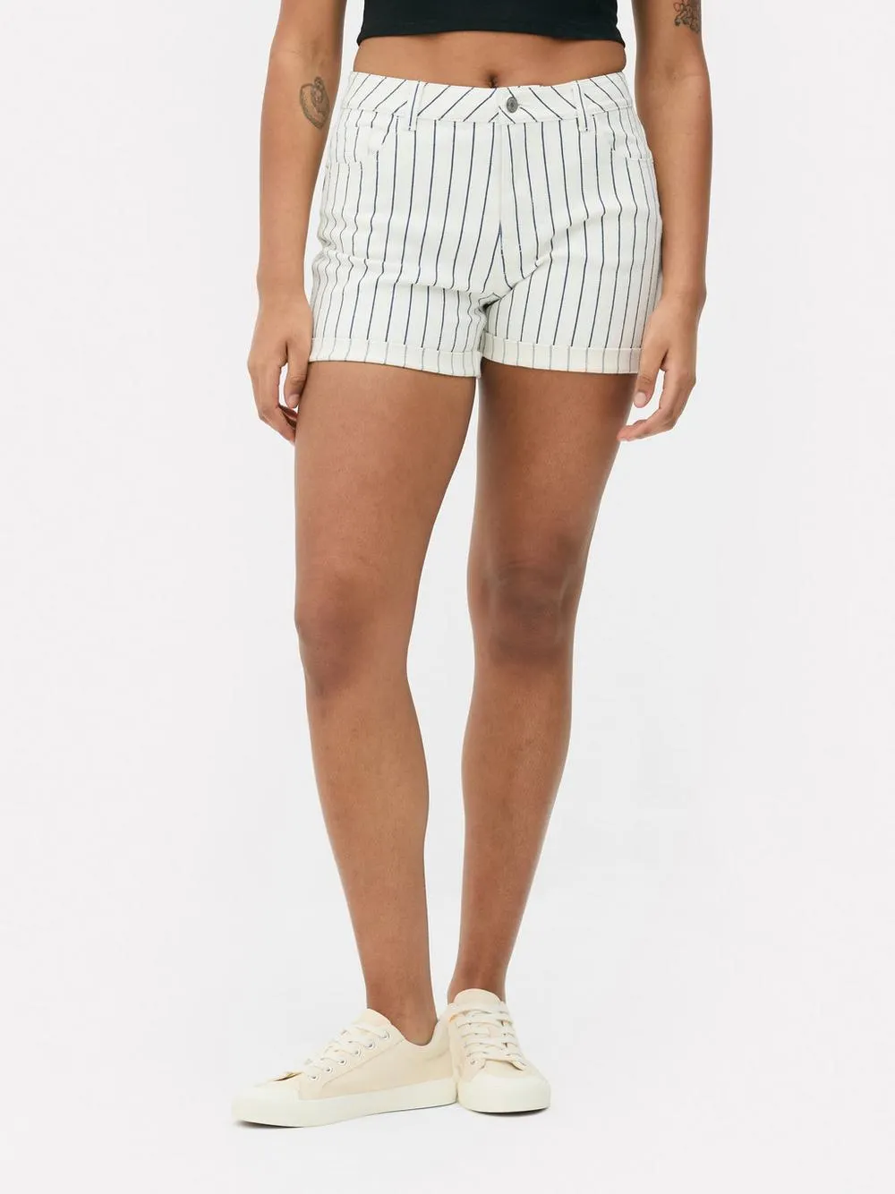 Pantalones cortos vaqueros con bajos vueltos