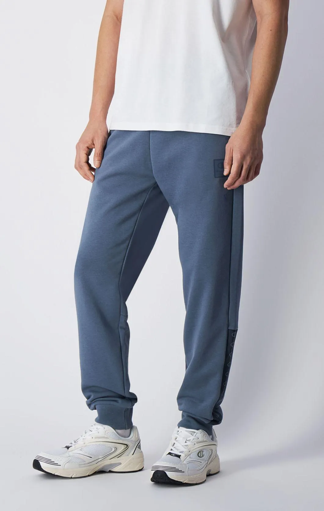 Joggers medios con etiqueta tonal