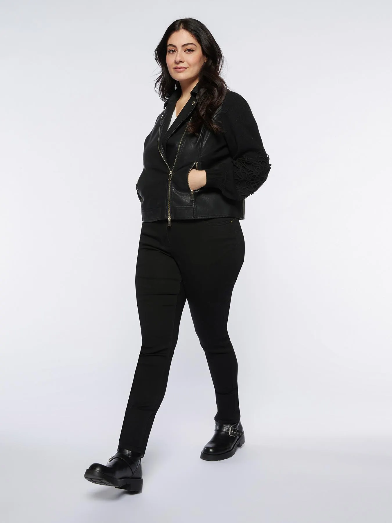 Cazadora con mangas de punto y bordado