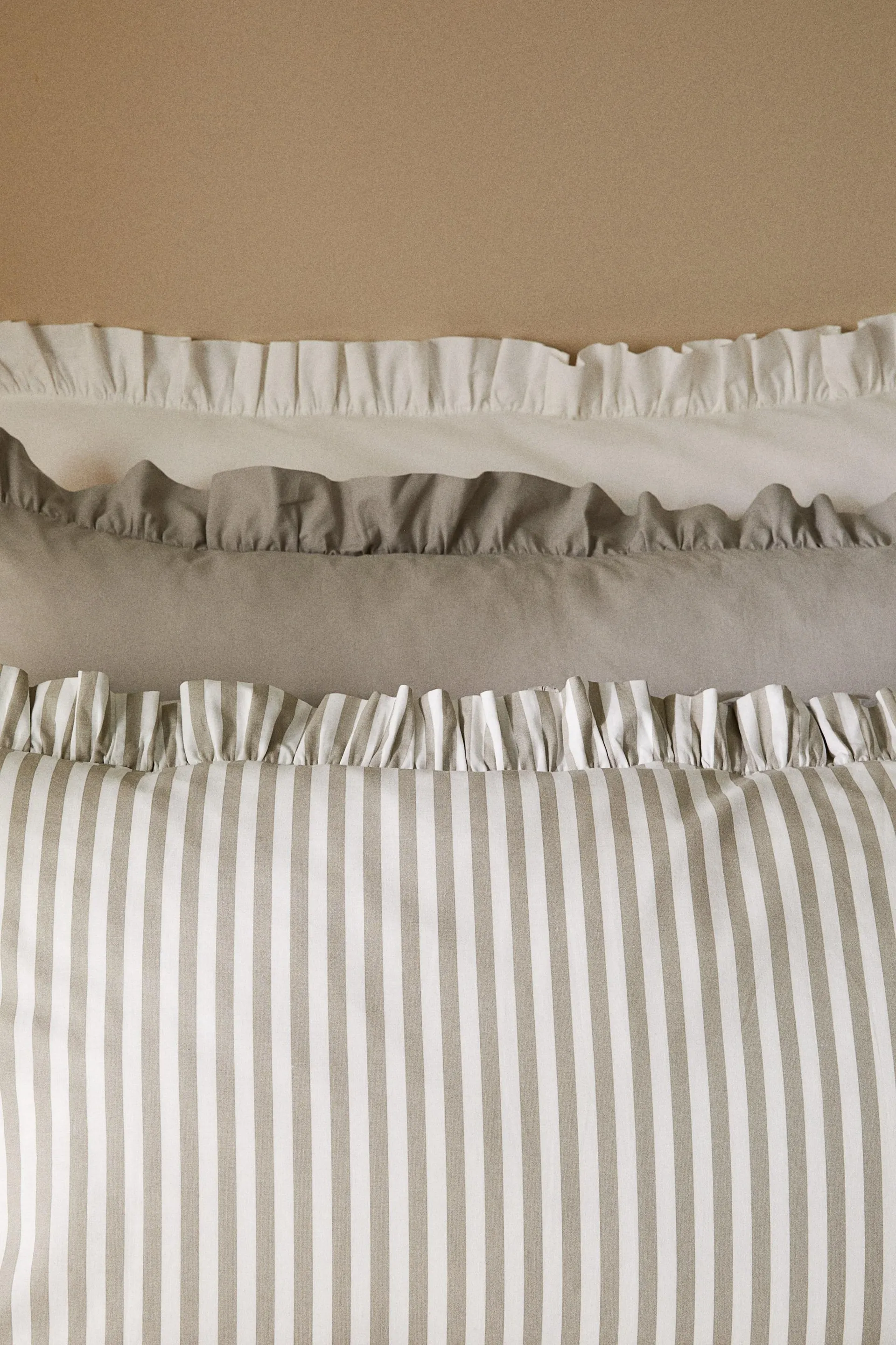 Funda de cojín en algodón con cenefa de volante