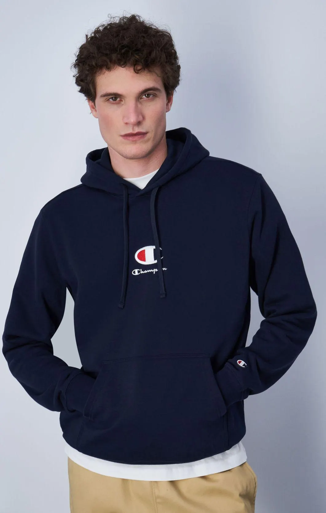 Sudadera con capucha y el nuevo logotipo de Champion