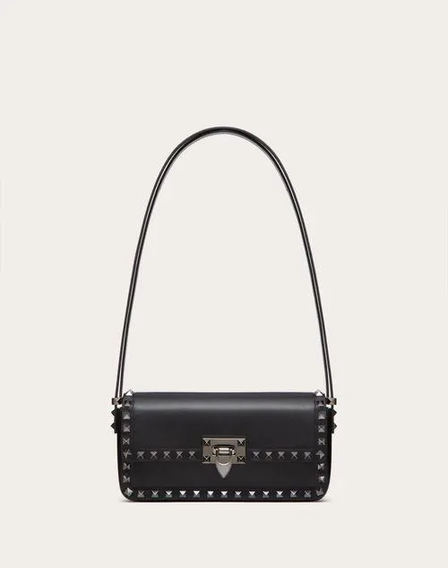 BOLSO DE HOMBRO ROCKSTUD23 MÁS ANCHO QUE ALTO DE CUERO DE BECERRO LISO