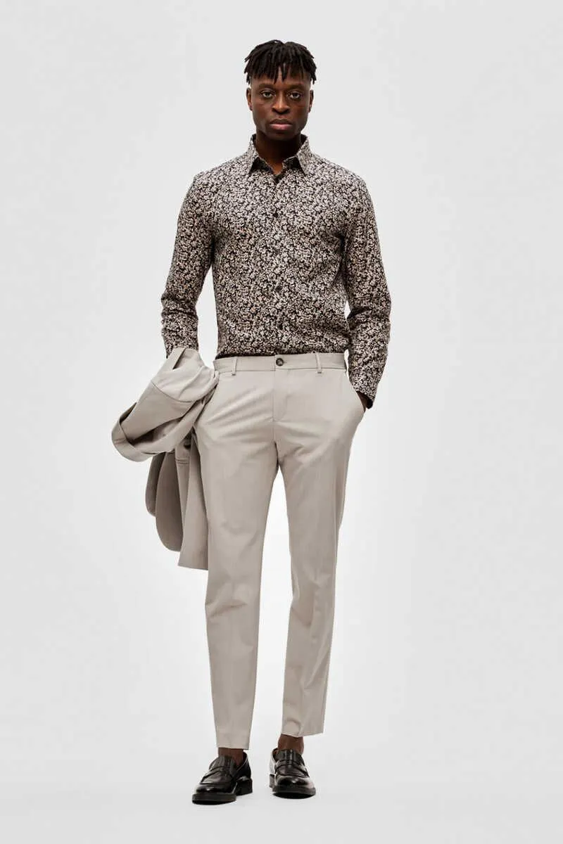 Pantalón de traje slim fit elaborado con materiales reciclados.