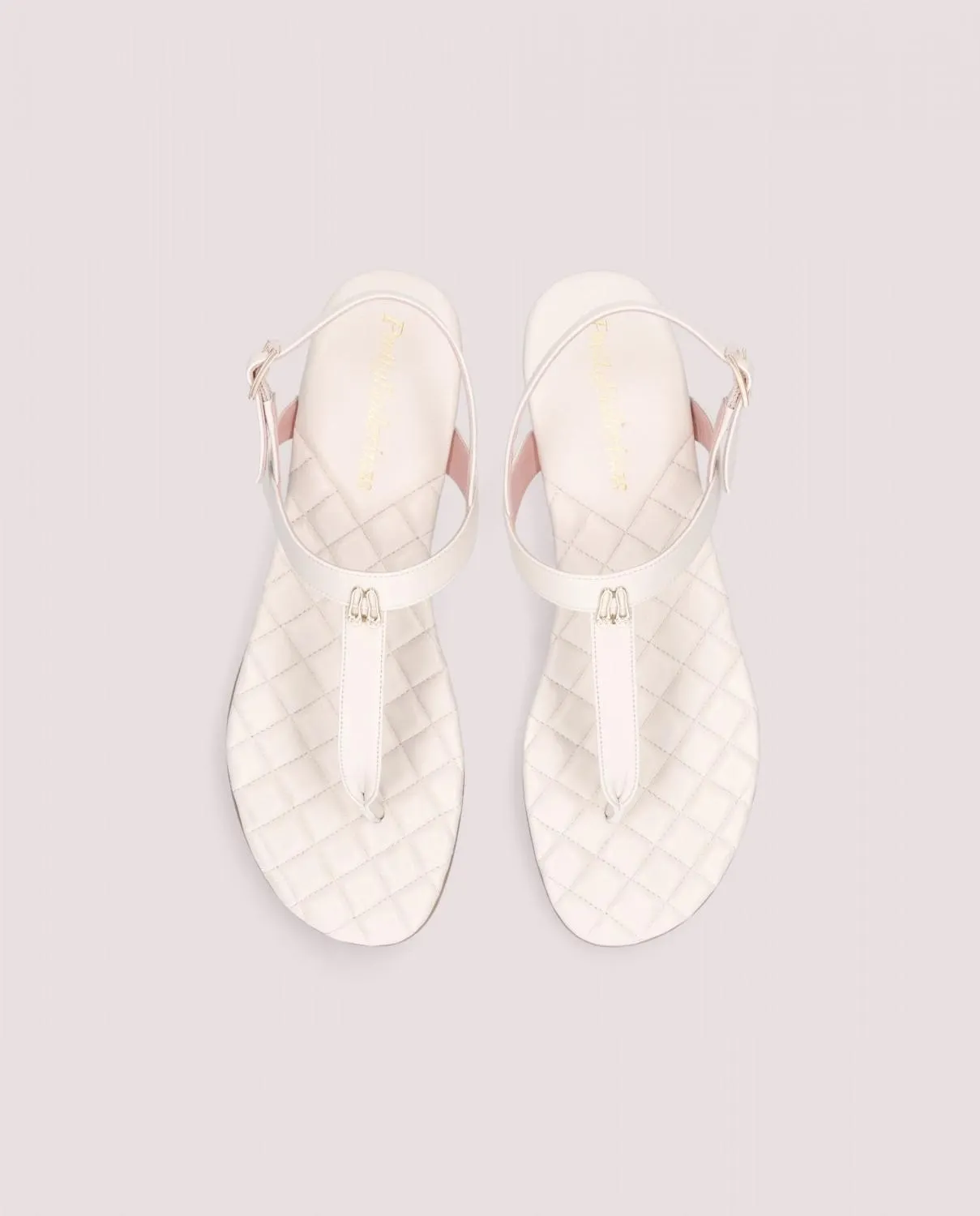 Sandalia modelo Judy en napa suave color marfil con plantilla acolchada y suela de goma.